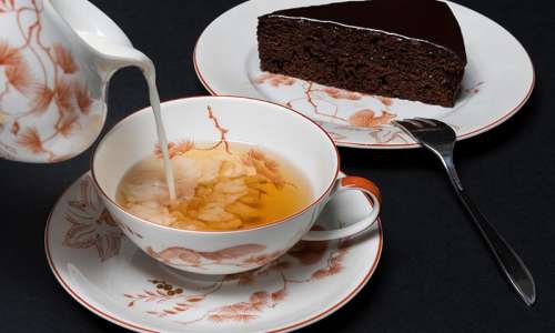 Seminarthema Zeit- und Stressmanagement - das Bild zeigt eine Tasse Tee mit Kuchenteller und -gabel.