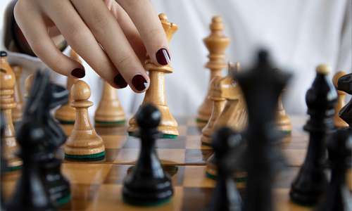 Seminarthema Führungskräfteentwicklung - Eine Hand bewegt eine Schachfigur.